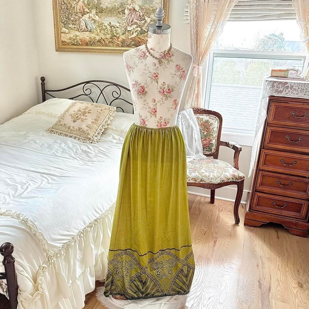 70s green boho maxi skirt  70s green boho‎ border print maxi skirt fits